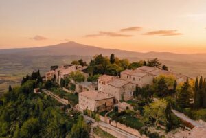 Infinity by Pacaso : quand les plus belles résidences deviennent des passeports pour le monde

Et si une maison d’exception ouvrait les portes de bien d’autres horizons ? De Paris à la Toscane, de Verbier à Saint-Barthélemy, Infinity by Pacaso imagine une nouvelle manière de vivre les résidences secondaires. Cette communauté privée, réservée à des propriétaires soigneusement sélectionnés, arrive en France et poursuit le développement de son réseau international.

Le 22 octobre, une résidence de la collection Infinity, nichée rue des Beaux-Arts, dans le très recherché 6e arrondissement de Paris, a accueilli une avant-première privée célébrant cette implantation française. Dans ce cadre privilégié, les invités ont découvert l’esprit du concept et rencontré l’équipe de Pacaso : celui d’un art de voyager qui commence par le lieu où l’on se sent chez soi.

Une collection de lieux singuliers

Infinity réunit des résidences secondaires d’exception choisies pour leur architecture, leur emplacement, leur personnalité et la qualité de leur entretien. Plus qu’un ensemble de belles propriétés, la collection entend proposer une autre façon de découvrir une destination : en séjournant dans une maison privée, avec son atmosphère propre et son ancrage local.

Lancée en février 2026, la communauté compte déjà plus de 70 destinations dans plus de 10 pays. Paris, la Toscane, Verbier, New York, la Napa Valley, Mexico, Careyes, Saint-Barthélemy et les îles Vierges britanniques figurent parmi les escales proposées. Un réseau en constante évolution, enrichi de nouvelles adresses chaque semaine.

La France s’inscrit naturellement dans cette géographie du prestige. Pied-à-terre parisiens, propriétés provençales et villas de la Côte d’Azur offrent autant de perspectives pour les propriétaires désireux de conjuguer attachement à leur résidence et goût de la découverte.

L’échange comme nouvel art de voyager

Le concept repose sur une idée simple : une résidence secondaire n’a pas vocation à rester inoccupée lorsque ses propriétaires sont ailleurs. Les membres d’Infinity peuvent proposer au moins 14 jours par an à la communauté et accéder, en retour, à d’autres propriétés de la collection.

Deux possibilités s’offrent à eux. L’échange direct permet de convenir d’un séjour avec un autre propriétaire. Le système de crédits, quant à lui, offre davantage de liberté : en accueillant des membres dans leur propre résidence, les propriétaires accumulent des crédits qu’ils peuvent utiliser dans d’autres maisons, sans obligation de réciprocité simultanée.

Grâce à un calendrier glissant sur 24 mois, chacun peut anticiper ses séjours et envisager de nouvelles destinations au fil des saisons. Un été sous le soleil toscan, un hiver à Verbier ou quelques jours dans la capitale deviennent autant de possibilités à organiser selon ses envies et les disponibilités du réseau.

Le privilège d’un service discret

L’expérience se veut aussi fluide que possible. Pacaso coordonne la planification des échanges, les confirmations et les modalités d’arrivée, en collaboration avec le gestionnaire immobilier habituel de chaque propriétaire.

La maison conserve ainsi ses repères et son fonctionnement. L’équipe qui en assure habituellement l’entretien continue de préparer les lieux avant l’arrivée des membres et de les remettre en ordre après leur départ. Le service s’intègre à l’organisation existante, sans imposer aux propriétaires de changer leurs habitudes.

Cette approche s’appuie sur l’expérience de Pacaso dans l’univers des résidences secondaires gérées par des professionnels. Elle associe sélection des propriétés, accompagnement des séjours et mise en relation d’une communauté internationale.

L’accès reste volontairement exclusif. Infinity cible les propriétaires de résidences secondaires valorisées entre 3 et 20 millions d’euros. Chaque bien, son propriétaire et son gestionnaire sont évalués avant toute admission. Les adresses de la collection ne sont visibles que par les membres agréés.

Une maison, mille horizons

Pour Austin Allison, cofondateur et CEO de Pacaso, Infinity répond à une aspiration essentielle : faire du temps passé dans une résidence secondaire une source de nouvelles expériences et de moments partagés avec ses proches.

La promesse dépasse ainsi le simple échange de maisons. Elle repose sur l’idée qu’un lieu que l’on possède peut aussi devenir une porte ouverte sur d’autres modes de vie, d’autres paysages et d’autres cultures.

Avec son arrivée en France, Infinity by Pacaso poursuit la construction d’un réseau où le luxe se mesure autant à la singularité des résidences qu’à la liberté de les découvrir. Une nouvelle conception du voyage haut de gamme, pensée pour ceux qui souhaitent retrouver ailleurs le confort, l’intimité et le caractère d’une véritable maison.