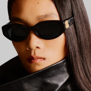 Balenciaga donne au regard une nouvelle dimension. À travers sa campagne Eyewear, la maison explore les contrastes et réinterprète les codes classiques de la lunetterie dans une collection